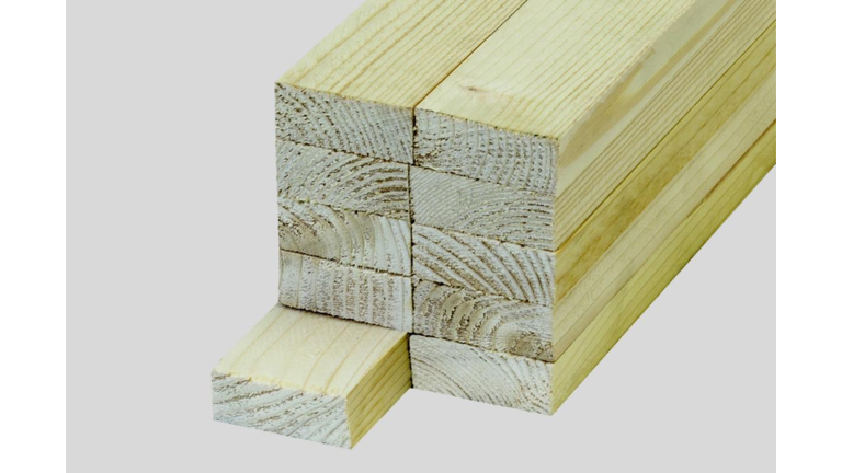 Mehrere übereinander gestapelte, unbehandelte Holzlatten.